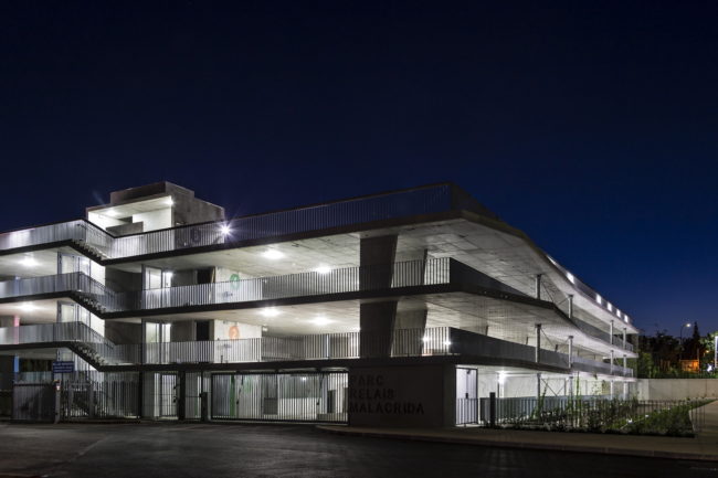 Un parking « caméléon » ouvert sur la nature