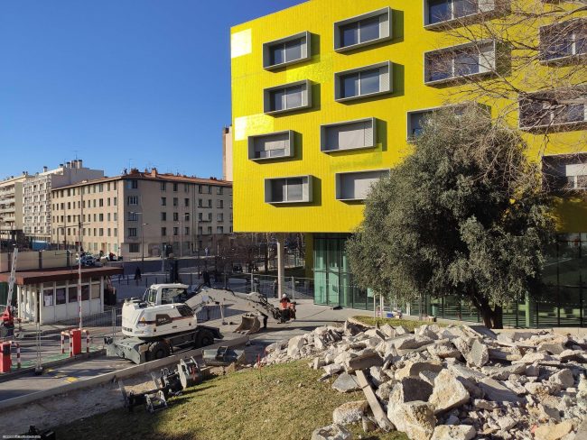 Le parvis de la faculté de la Timone démarre sa transformation.
